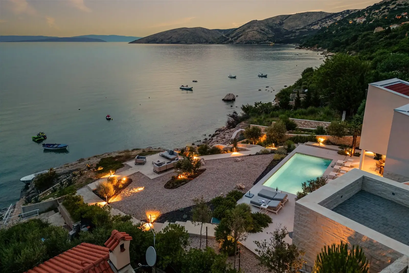 Villa Marim bei Dämmerung — Pool über der Adria, Bucht von Stara Baška