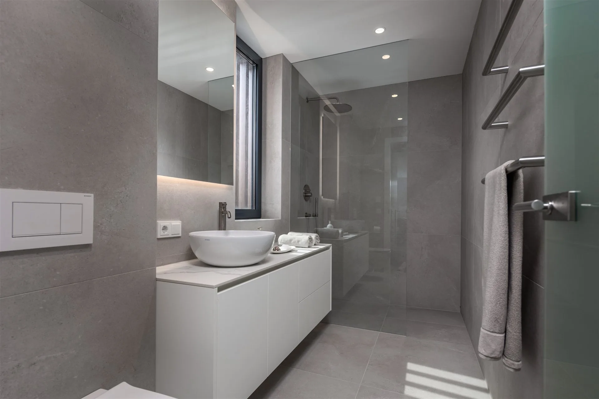 Villa Manatis en-suite Badezimmer — vollständige Suite mit Steinfinish