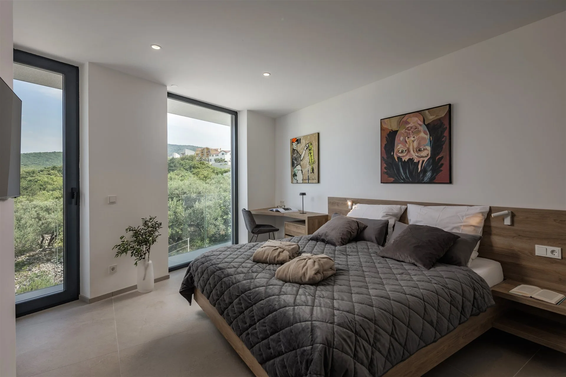 Villa Manatis Schlafzimmer 1 — en suite mit Panoramabalkon und Meerblick