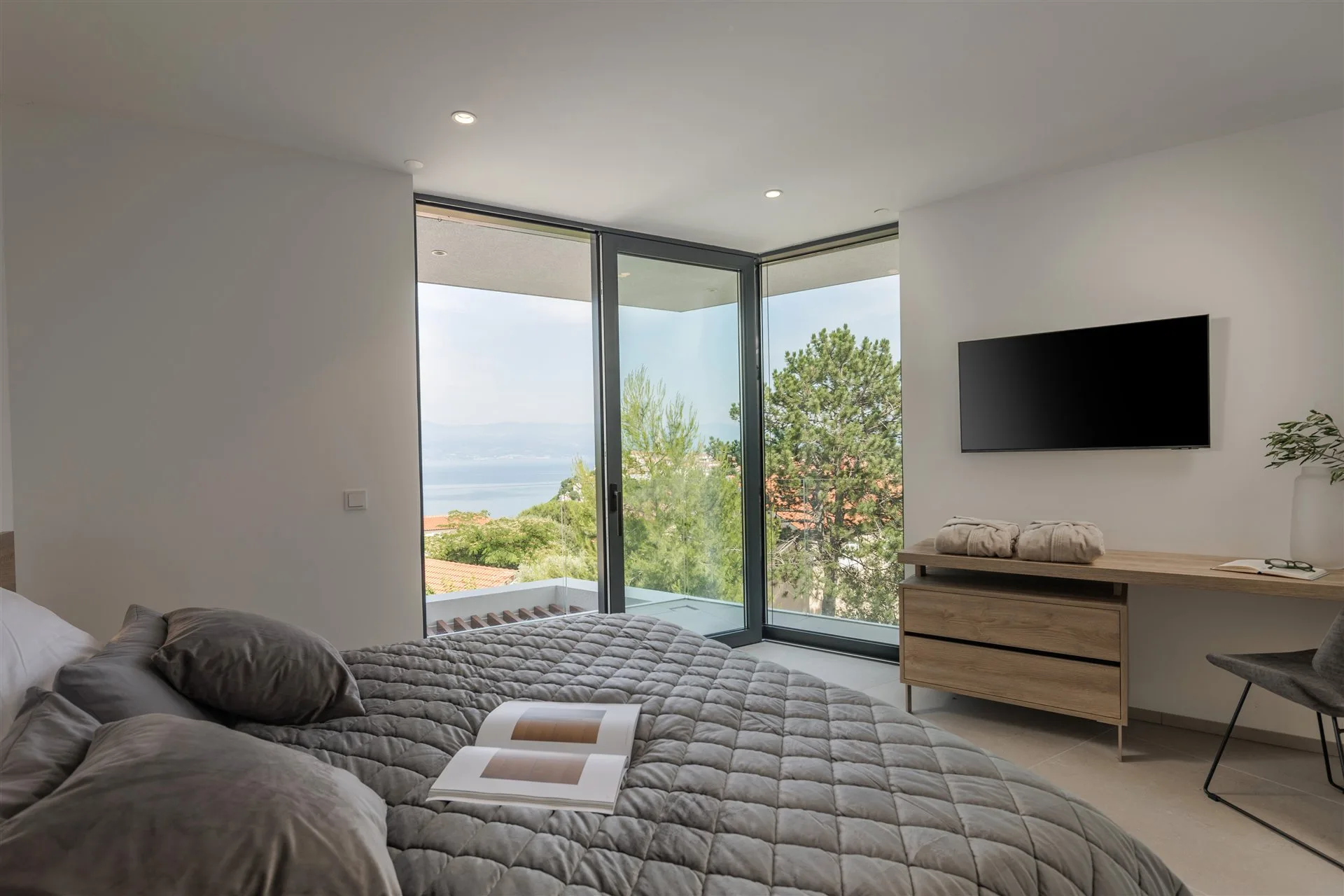 Villa Manatis Schlafzimmer 2 — Eckfenster, en suite, Vrbnik-Blick