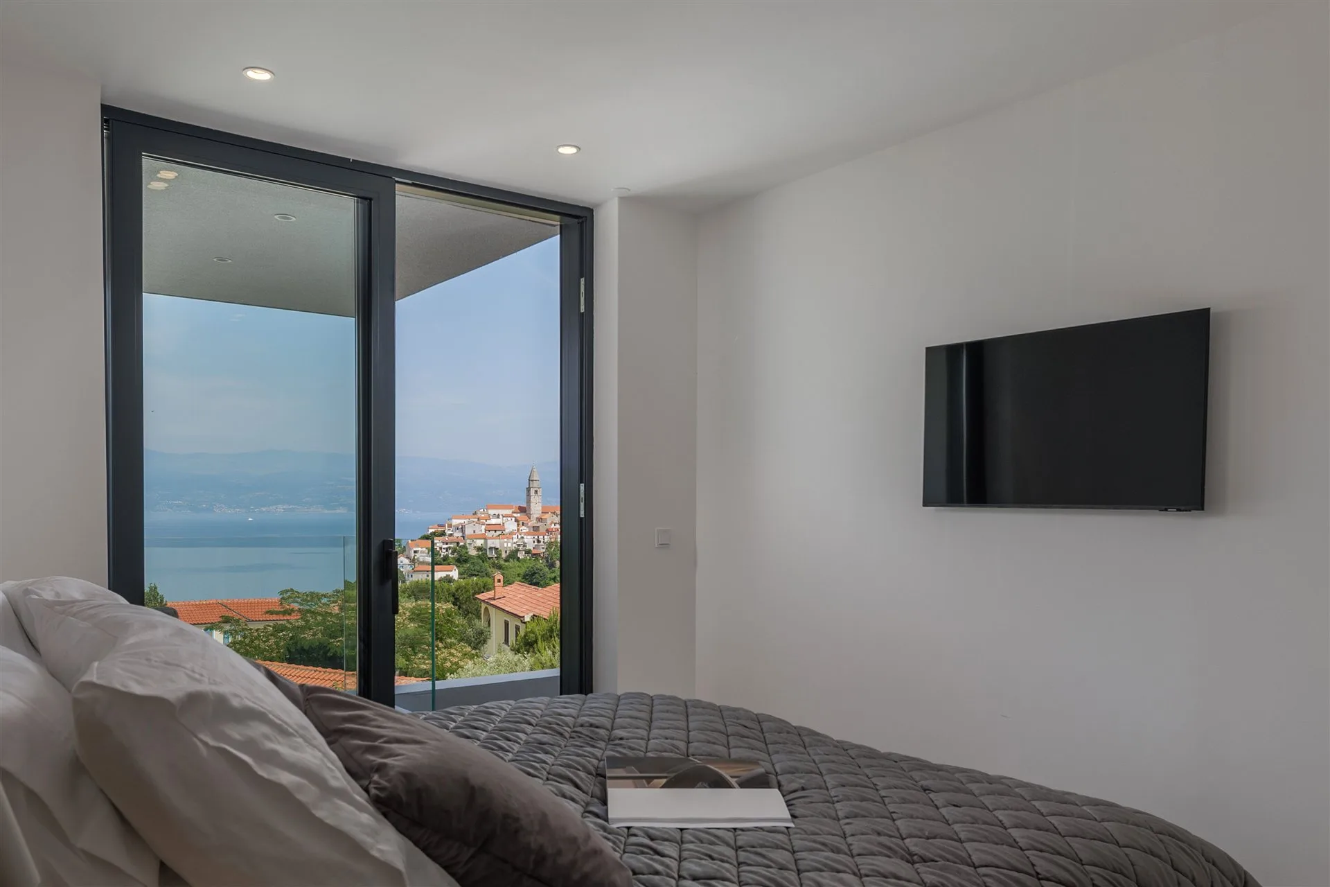 Villa Manatis Schlafzimmer 3 — raumhohe Verglasung mit Blick auf die Altstadt von Vrbnik