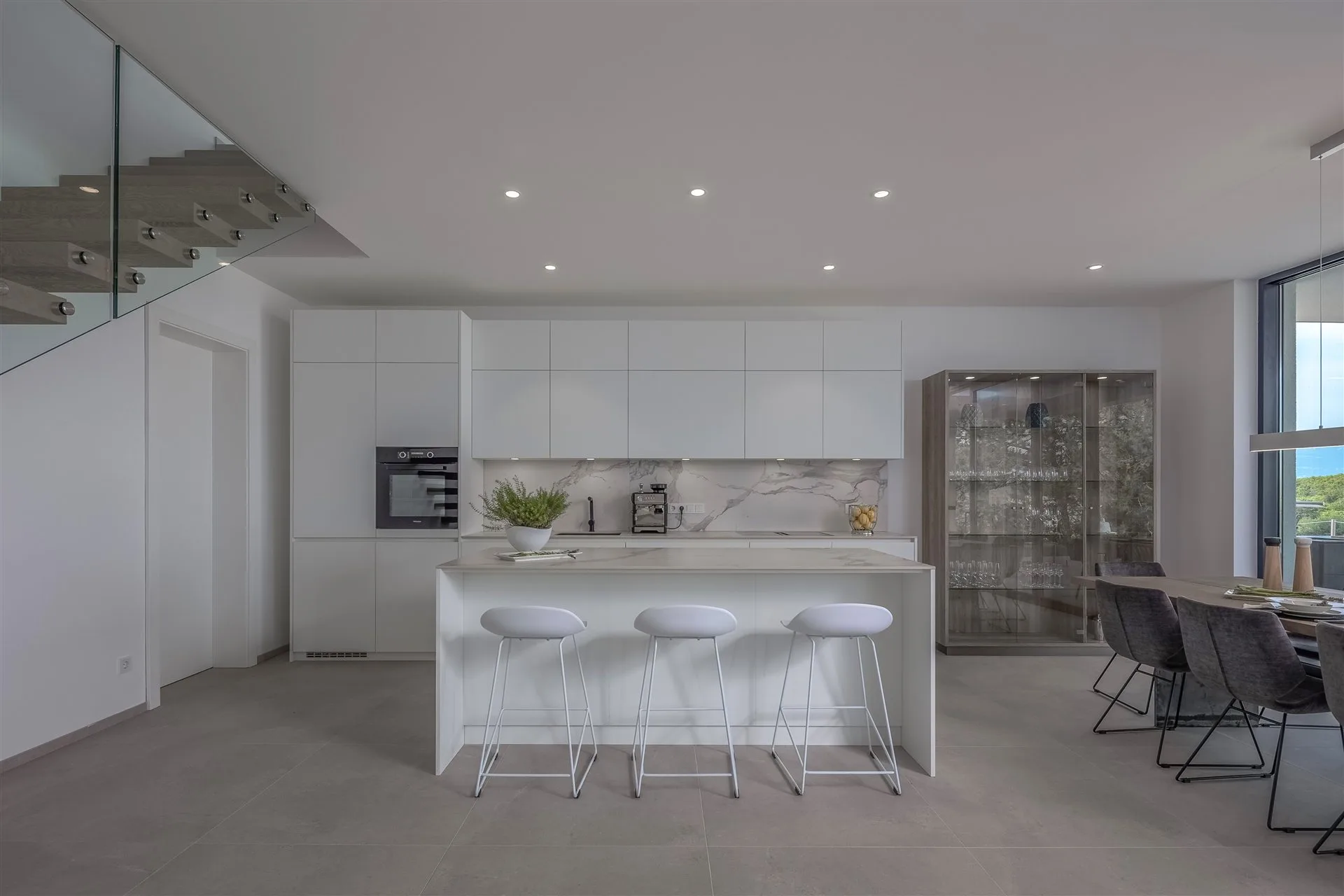 Villa Manatis vollausgestattete Küche mit Marmor-Insel und Barhockern