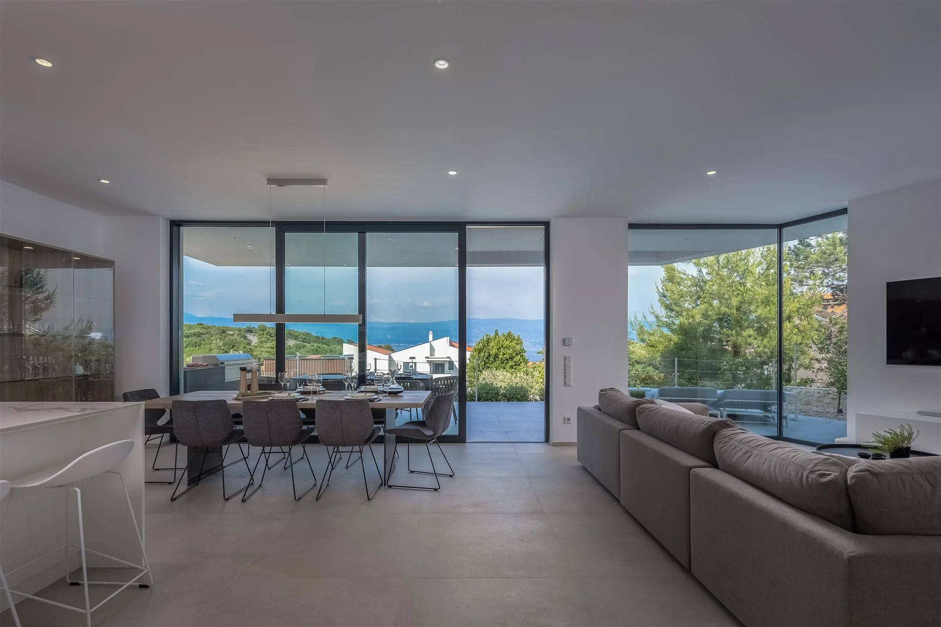 Villa Manatis offener Wohn- und Essbereich mit raumhoher Verglasung und Meerblick