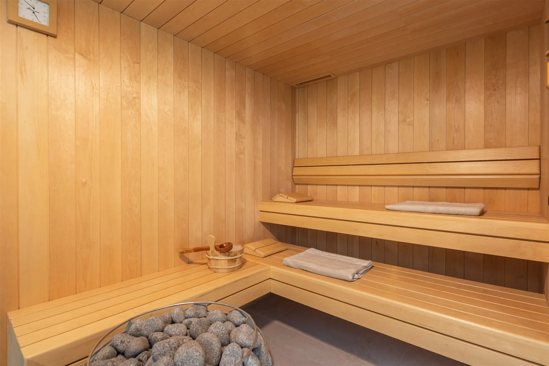 Villa Manatis finnische Sauna im verglasten Poolhaus