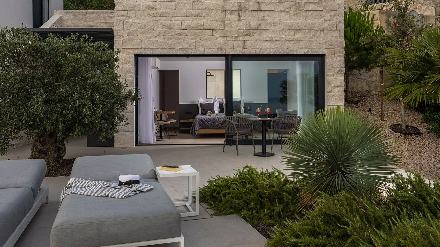 Villa Marim Suite-Interieur bei Nacht