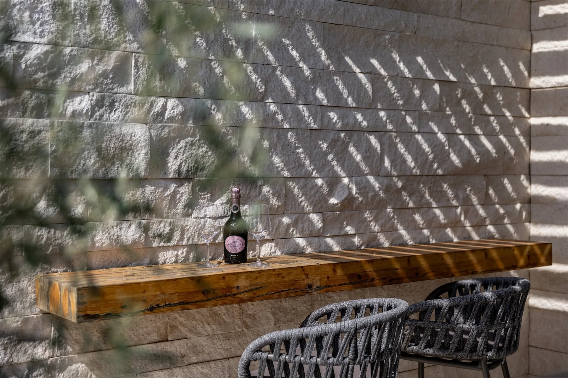 Villa Marim Außenbar — Steinwand, handgefertigtes Holzregal