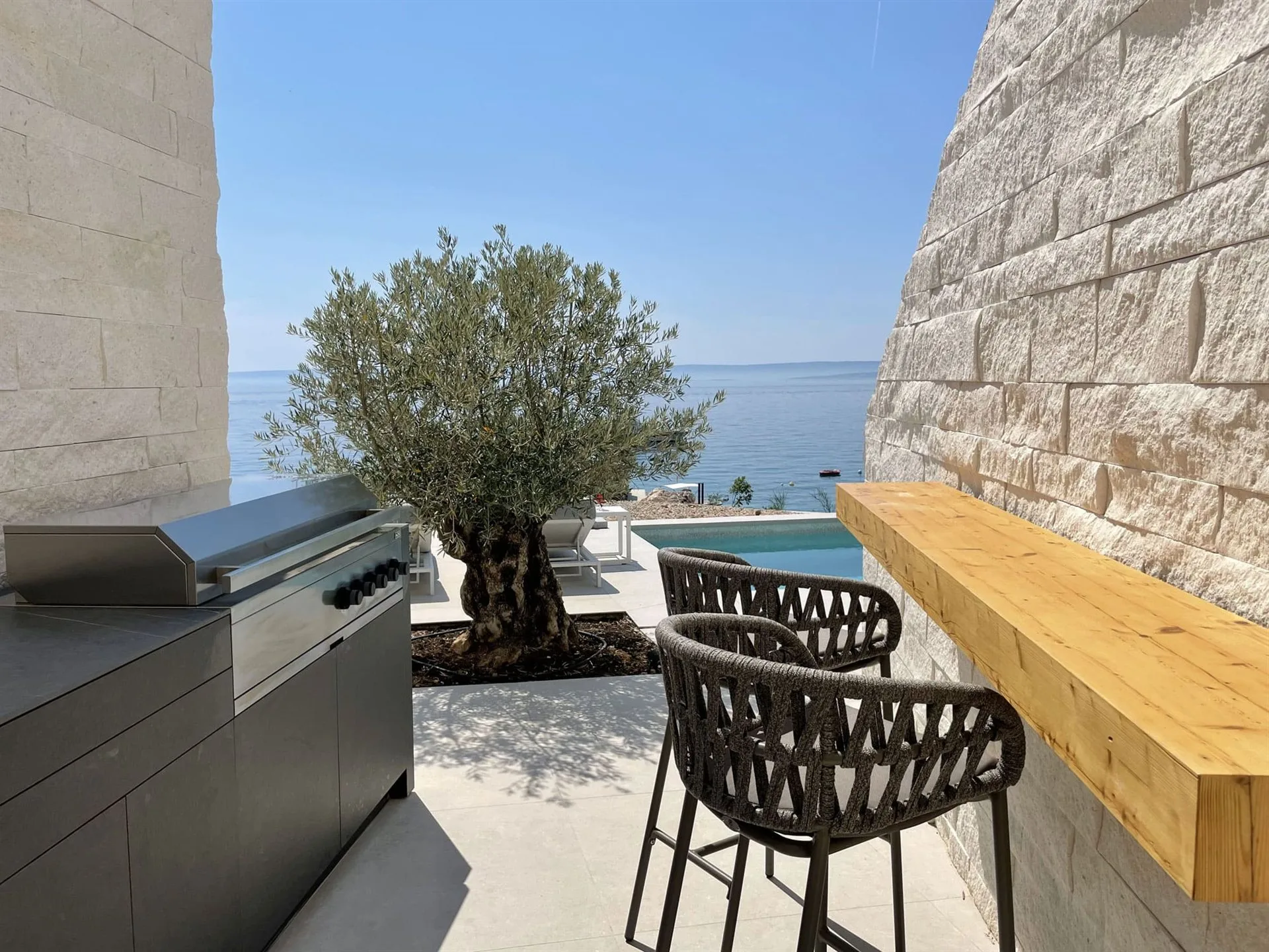 Villa Marim Außenküche und Bar-Terrasse über dem Meer
