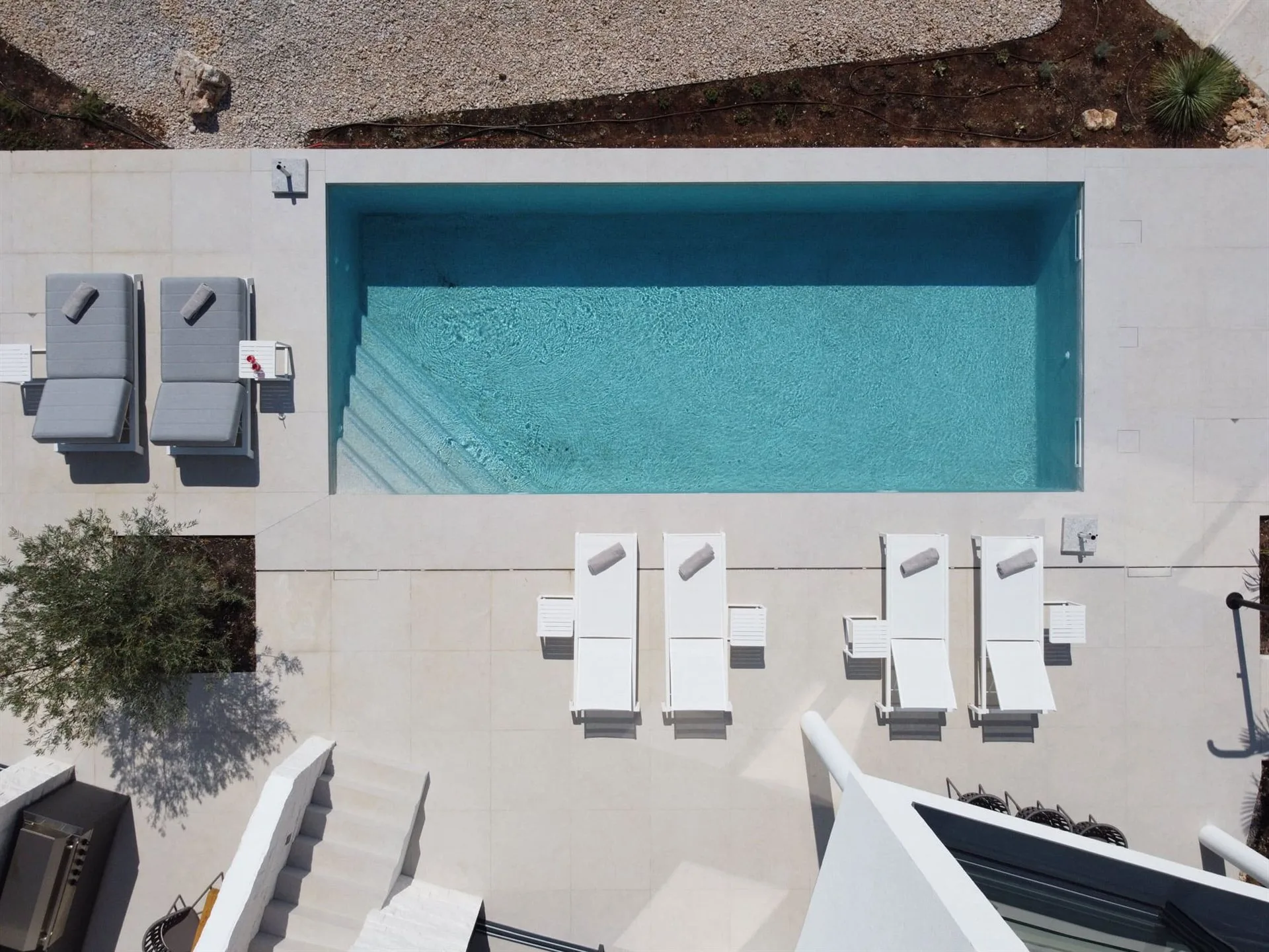 Villa Marim Pool von oben mit Adria im Hintergrund