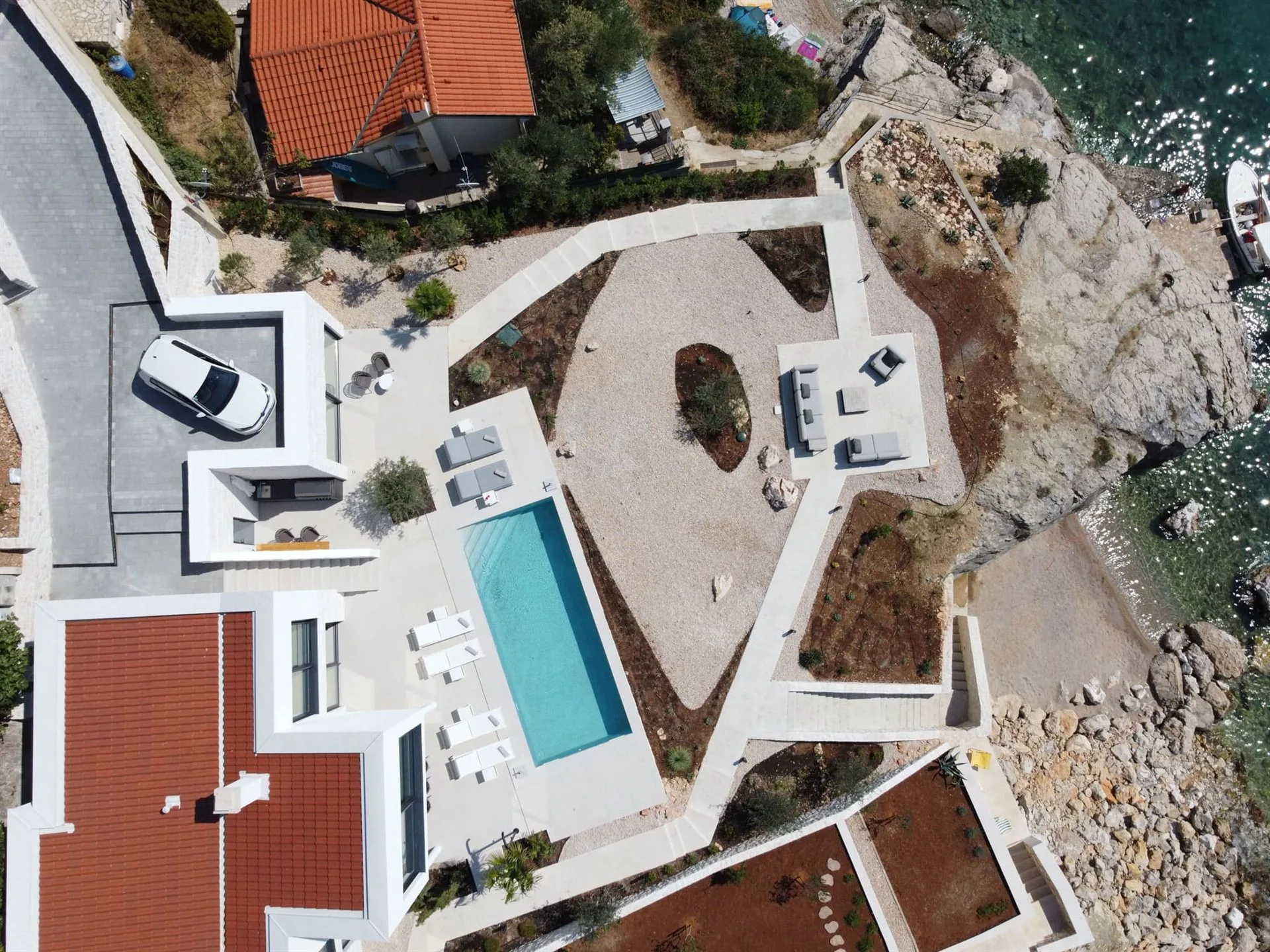 Villa Marim Gesamtanlage von oben — Pool, Terrassen, Fels und Bucht