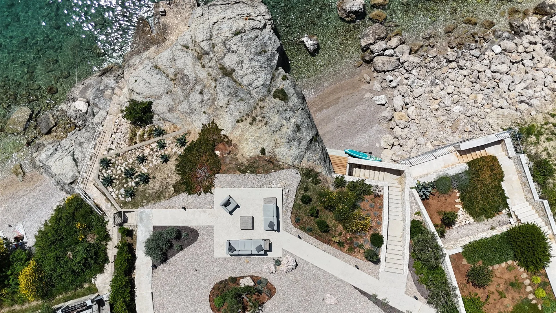 Privates Felsenufer der Villa Marim mit kristallklarem Adriawasser