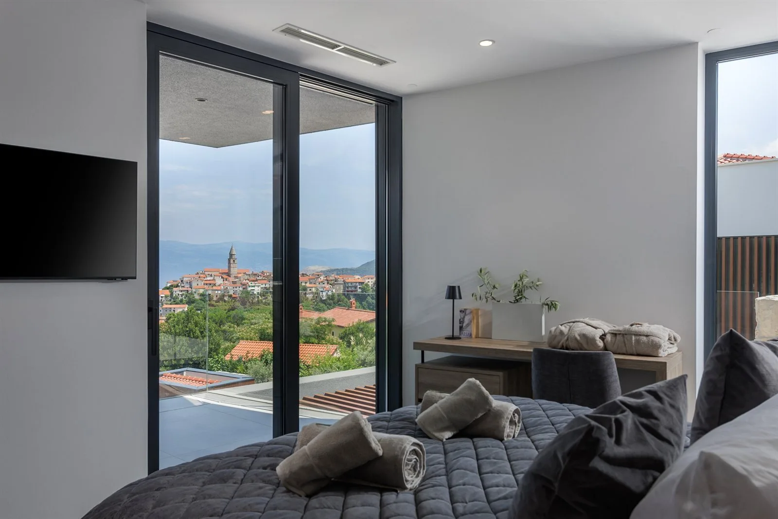 Villa Moana — bedroom with panoramic view of Vrbnik old town